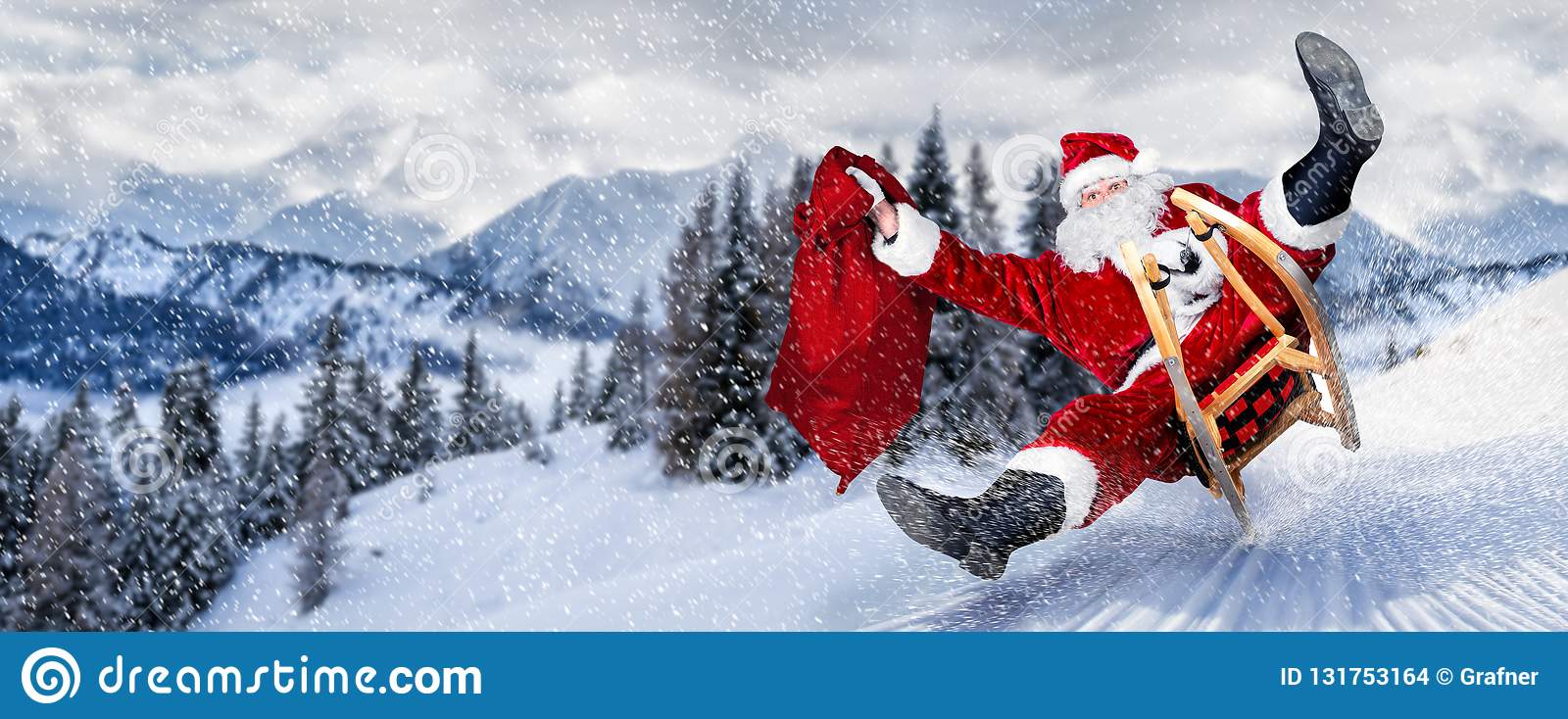 le-défunt-père-noël-pressé-sur-traîneau-de-avec-costume-blanc-rouge-traditionnel-et-grand-sac-cadeau-devant-l-hiver-neige-131753164.jpg